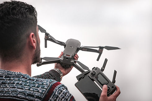 Drone Uçurmaya Hazırlanan Adam